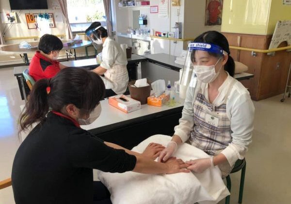出張セラピー隊、高齢者施設へ
